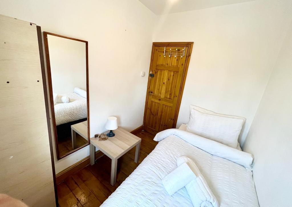 Room With Single Bed London Eksteriør billede